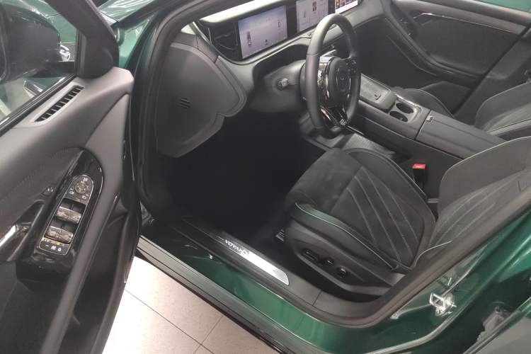 Used VOYAH FREE 2025 318 259 km All-Wheel-Drive Exploration Edition
