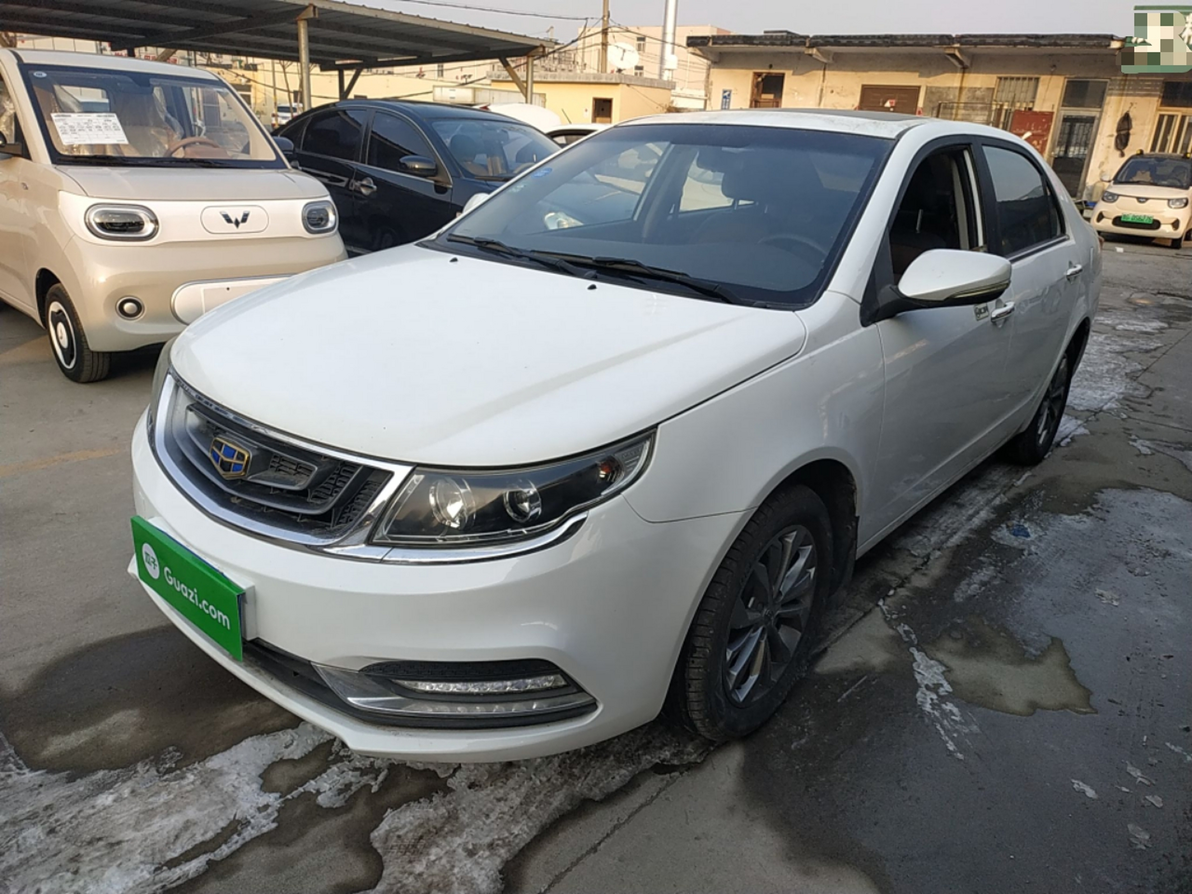 تحت مقدمة السيارة