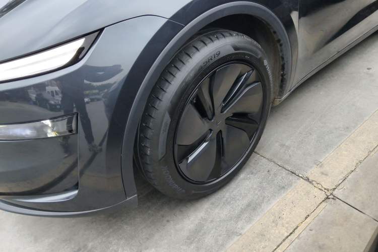 Used Tesla Model Y 2025 Long-Range All-Wheel-Drive Version