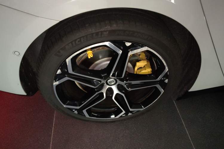 Used  SU7 2024 Rear-Drive Ultra-Long Range Advanced Pro-Level Intelligent Driving Version
