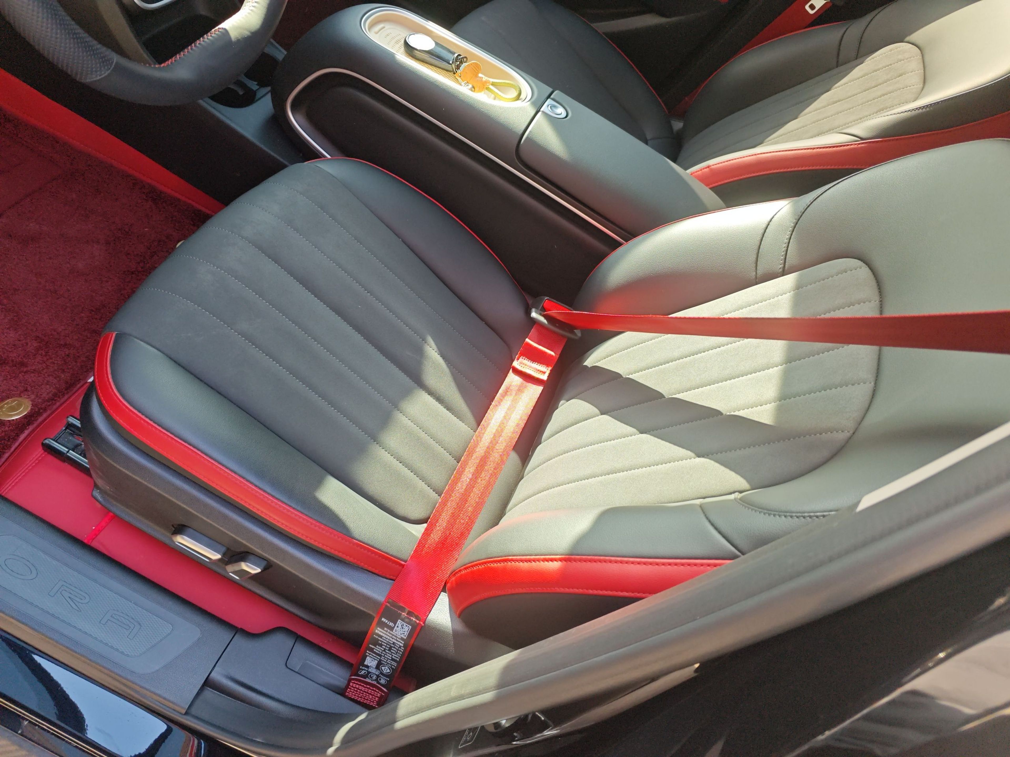 Переднее сиденье в автомобиле