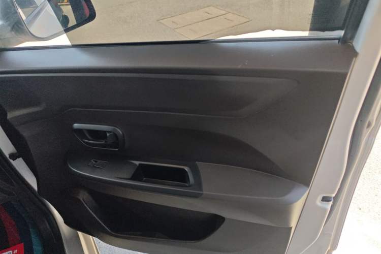 Used Wuling Hongguang V 2022 1.5L Jingqu Edition Enclosed-Window Vehicle with Hydraulic Power Steering LAR