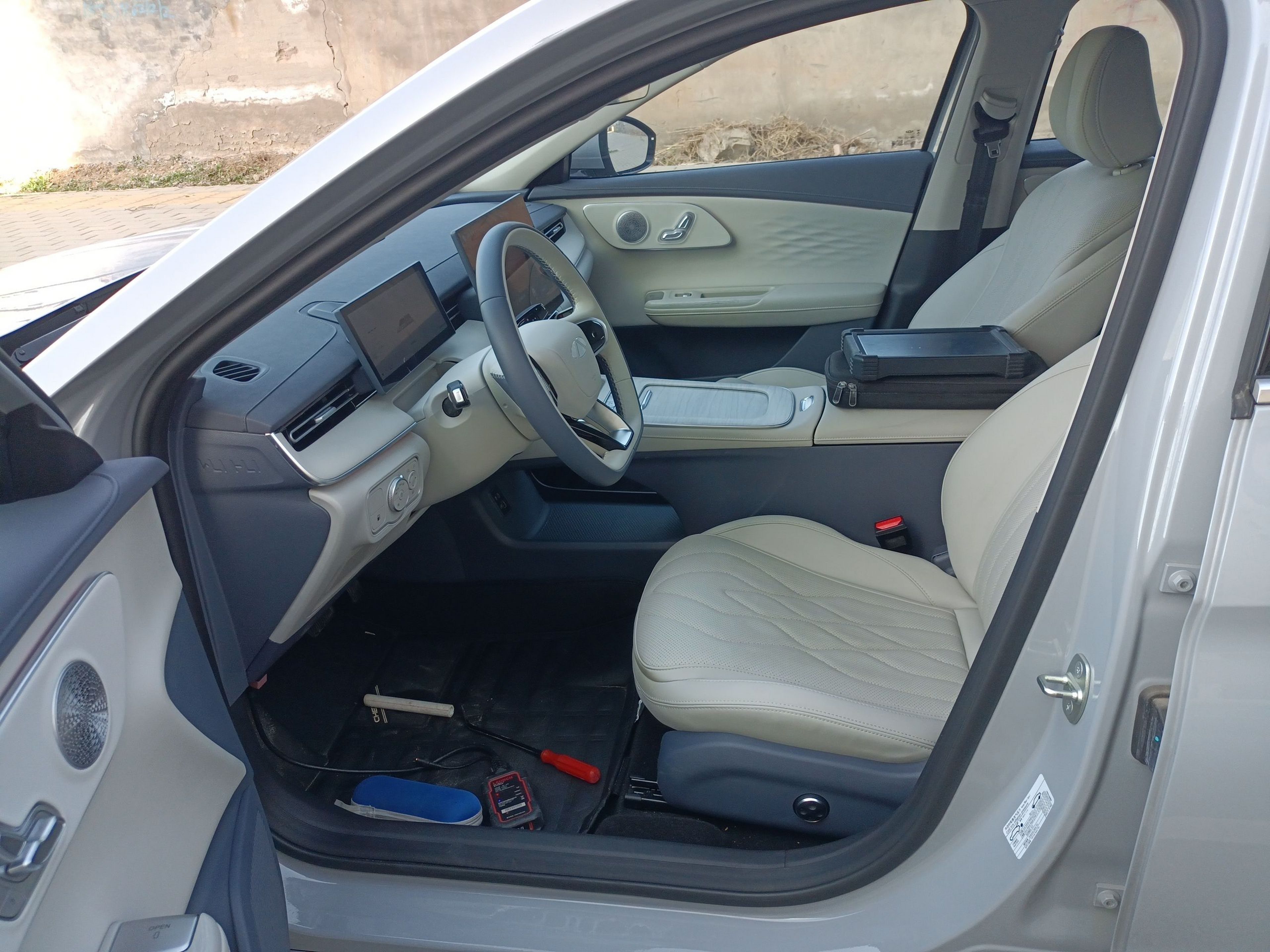 المقاعد الأمامية داخل السيارة