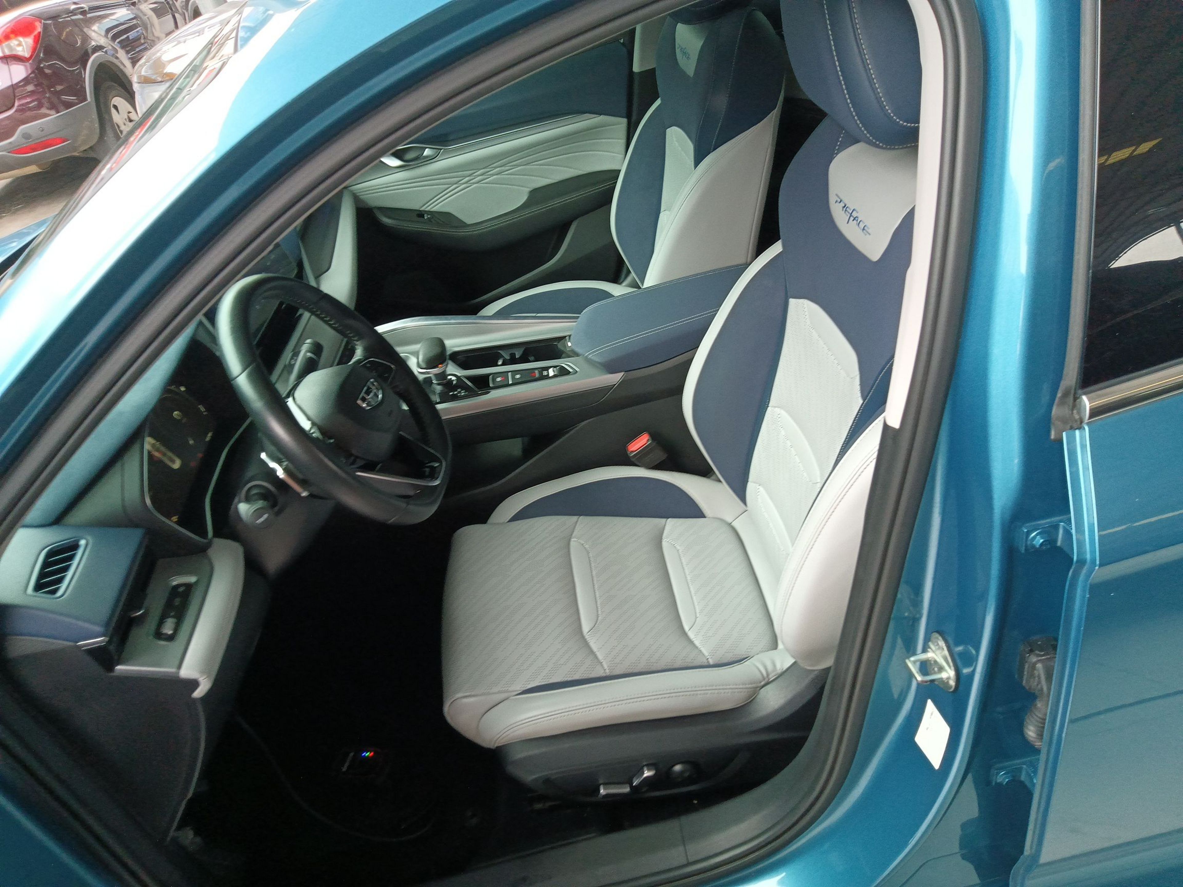 Переднее сиденье в автомобиле