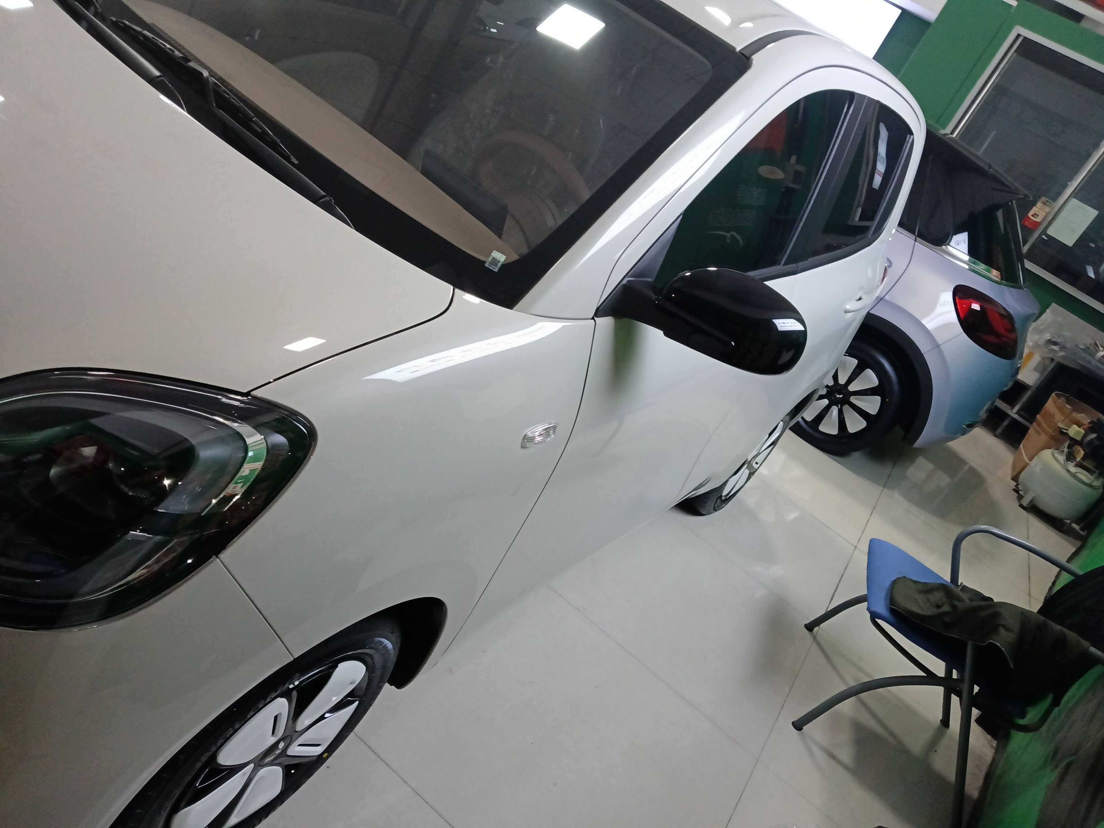 تحت مقدمة السيارة