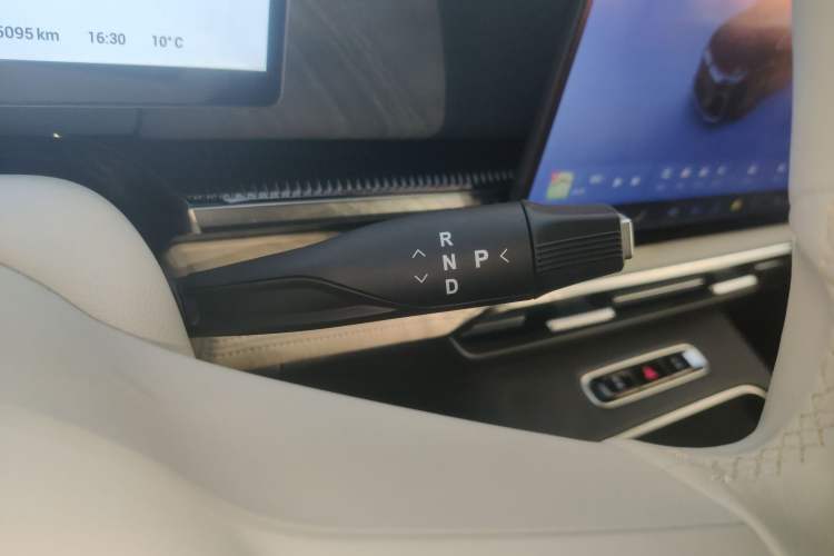 Used VOYAH Dream 2025 PHEV Four-Wheel Drive Prestige Kunpeng Edition
