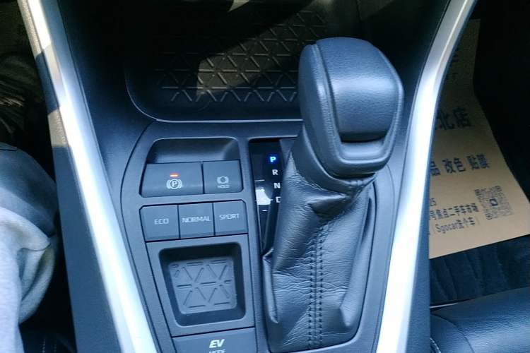 Used Toyota Wildlander 2020 Dual-Engine 2.5L E-CVT Two-Wheel Drive Luxury Edition
