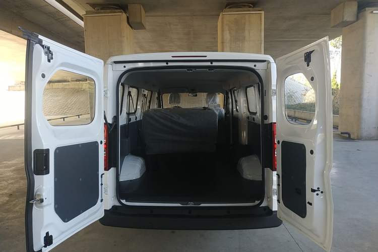 Used Wuling Yangguang 2024 300KM Comfort Version Passenger Van 75kW
