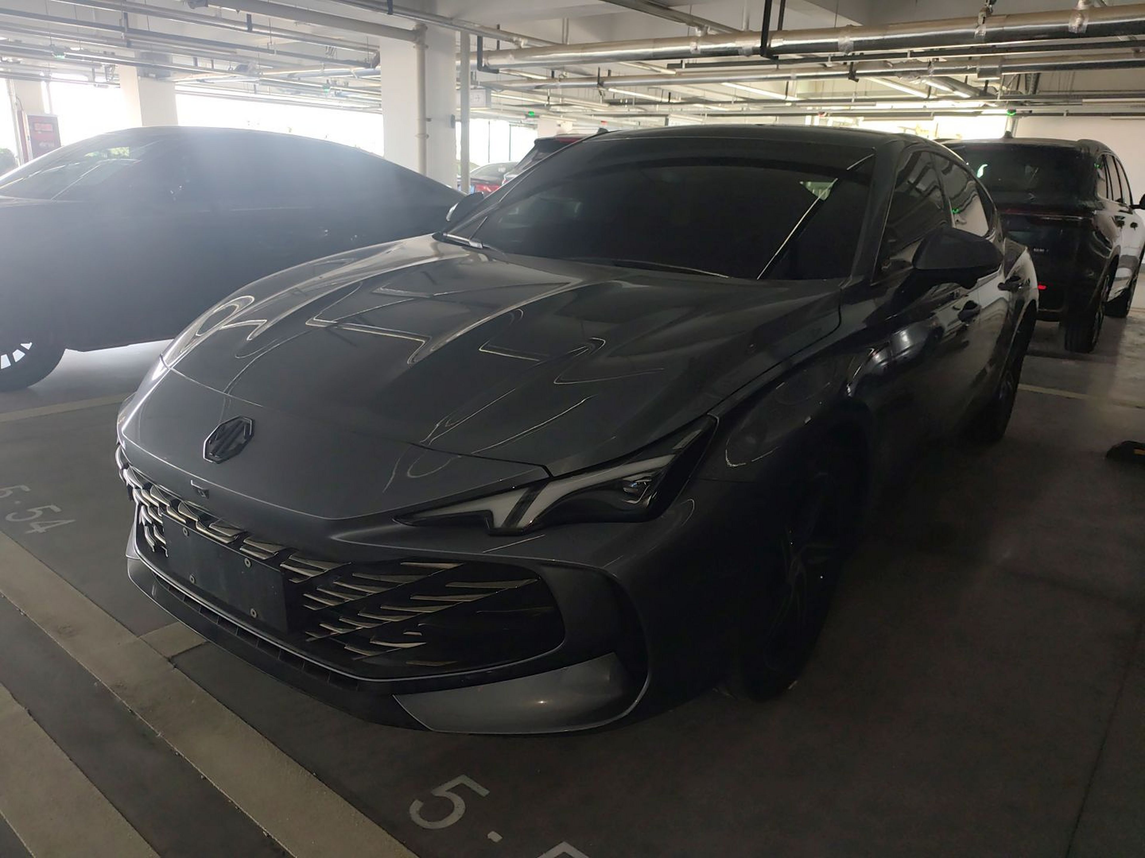 Под передней частью автомобиля