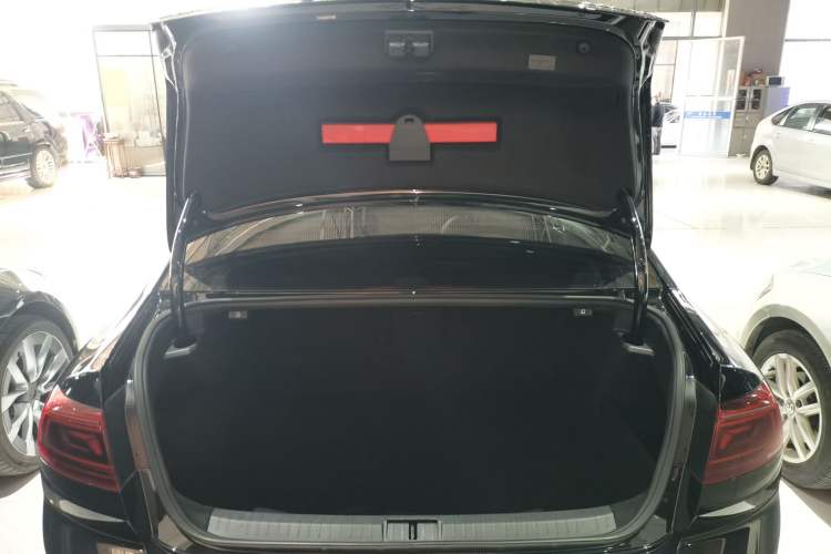 Used Volkswagen Magotan 2023 2 Million Units Limited Edition 330TSI DSG Leading Version
