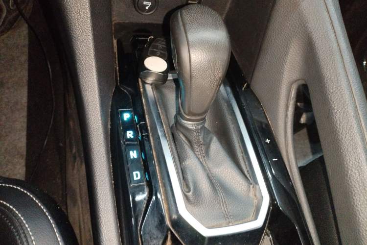 Used JMC Yusheng S350 2016 2.0T Automatic Two-Wheel Drive Gasoline Luxury Edition 5 Seats
