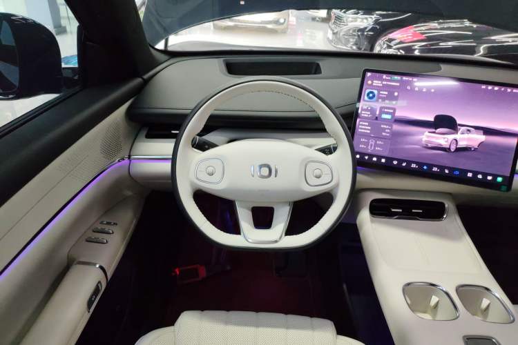 Used  Q07 2025 215 Prestige Edition
