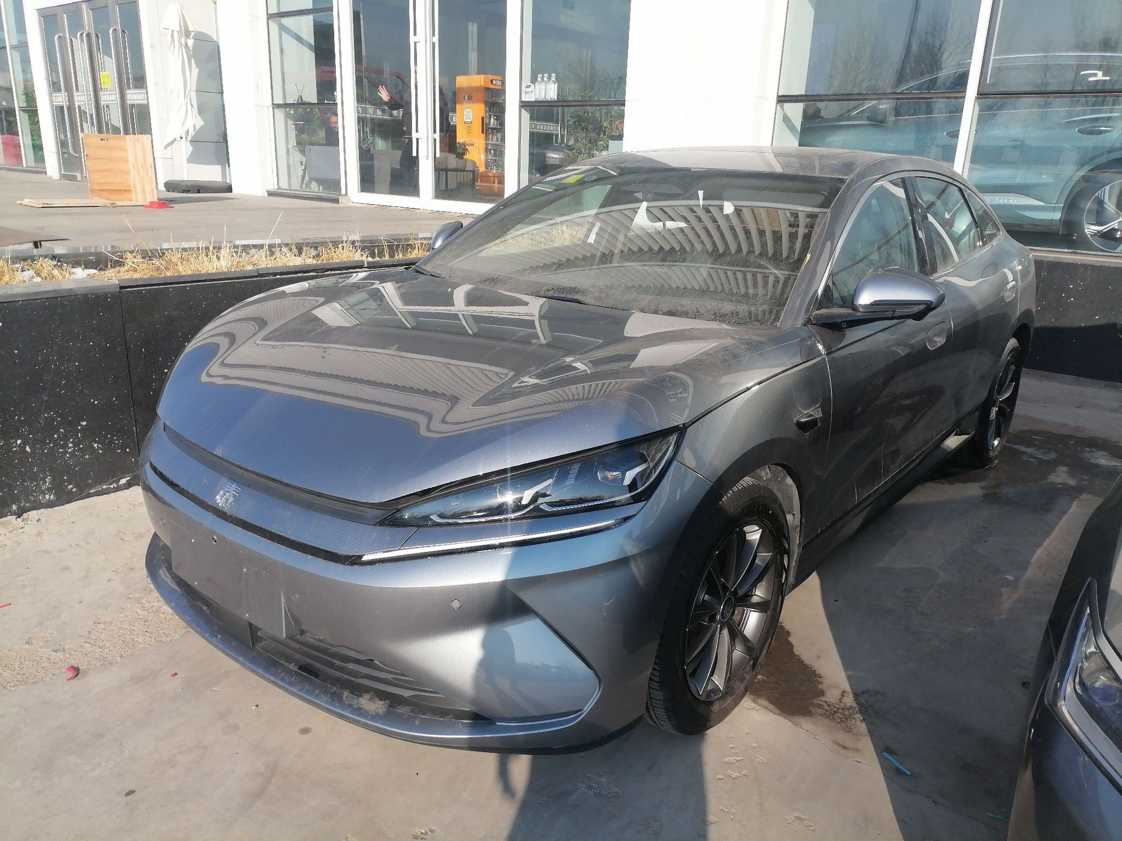 تحت مقدمة السيارة