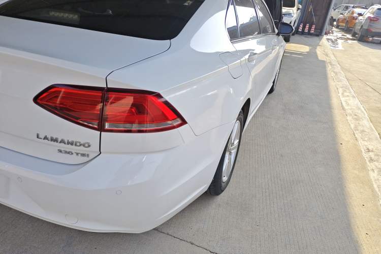 Used Volkswagen Lamando 2017 230TSI DSG Fashion Edition
