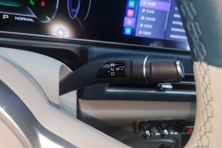 Used ORA Good Cat 2023 401 km Standard Range Luxury Version Lithium Iron Phosphate
