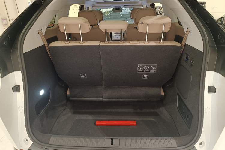 Used XPeng X9 2025 740 Ultra-Long Range Max
