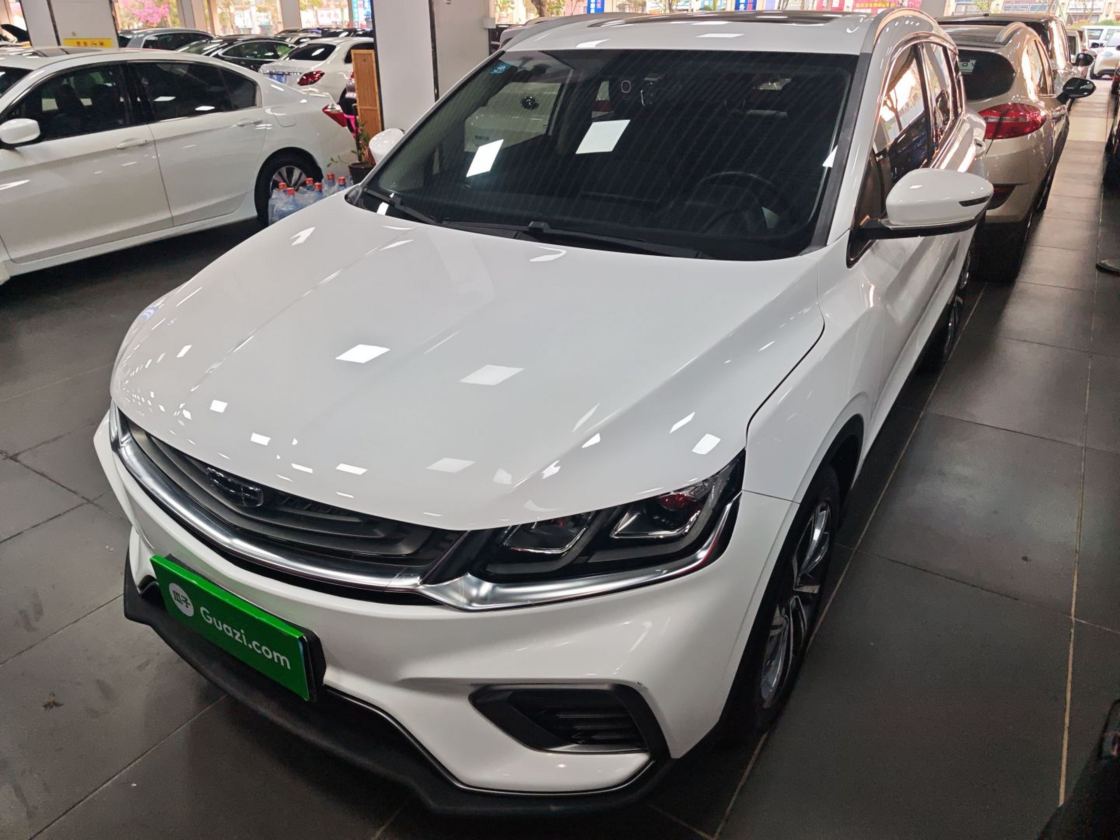 تحت مقدمة السيارة