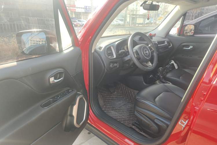 Used  Renegade 2018 Connected Large Screen Version 180T Automatic High-Energy Edition
