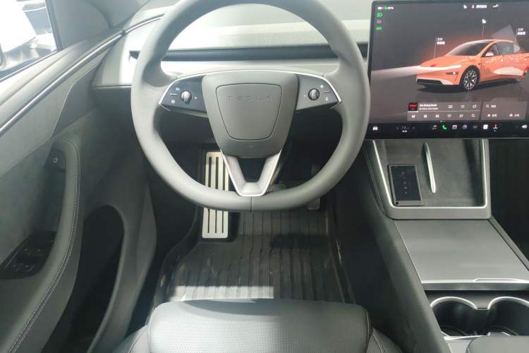 Used Tesla Model Y L 2025 Long-Range All-Wheel-Drive Version
