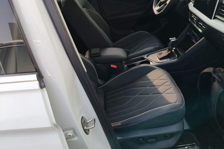 Used Volkswagen Tiguan L 2024 Outstanding Model 330TSI Automatic Two-Wheel Drive R-Line Dragon Glory Edition
