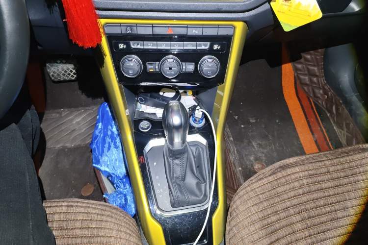 Used Volkswagen T-ROC 2019 280TSI DSG Two-Wheel-Drive Luxury Version China V Emission Standard
