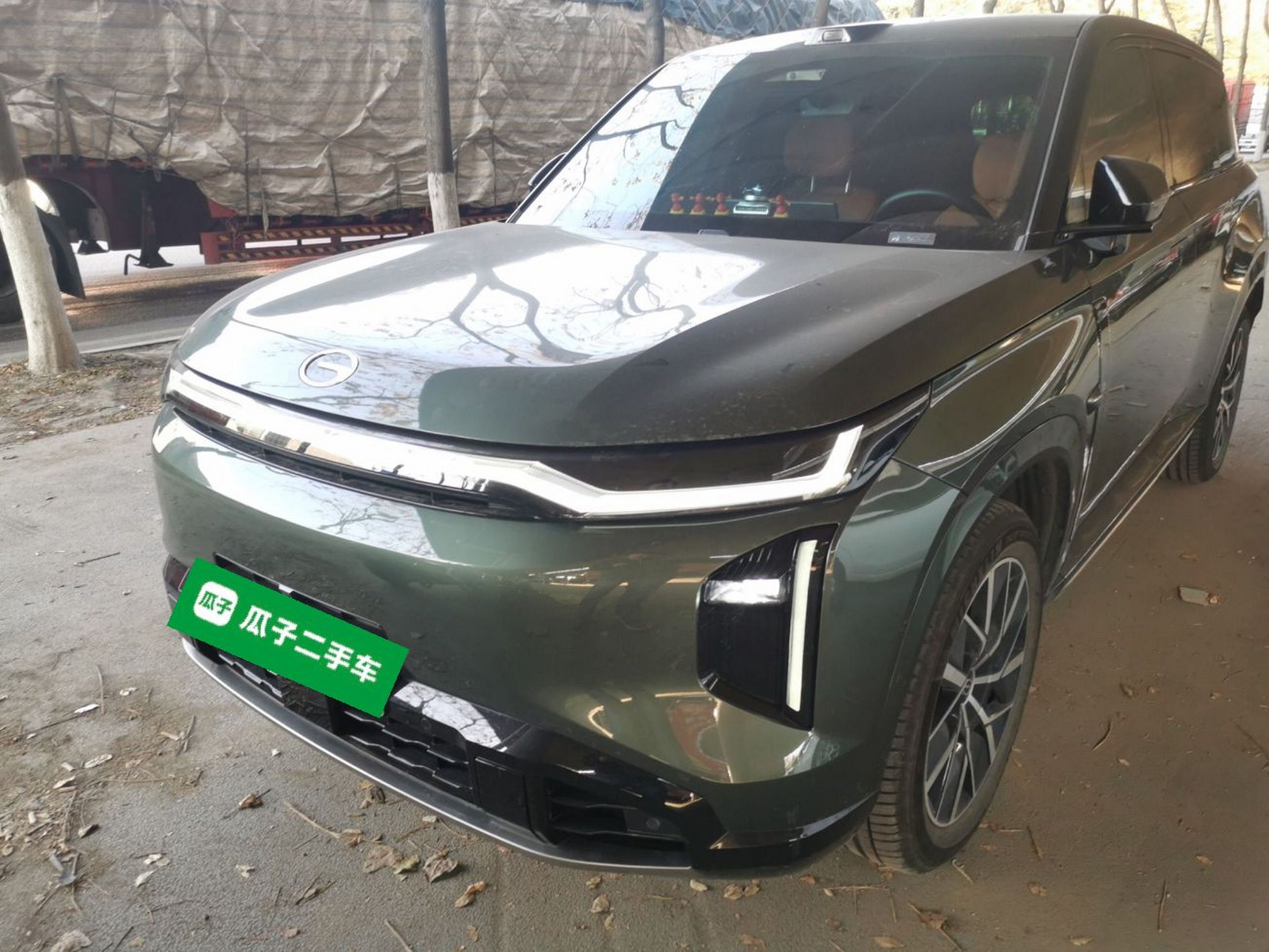 Под передней частью автомобиля