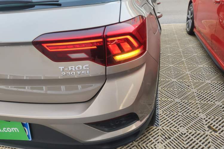 Used Volkswagen T-ROC 2018 230TSI DSG Two-Wheel Drive Fashion Edition China V Standard