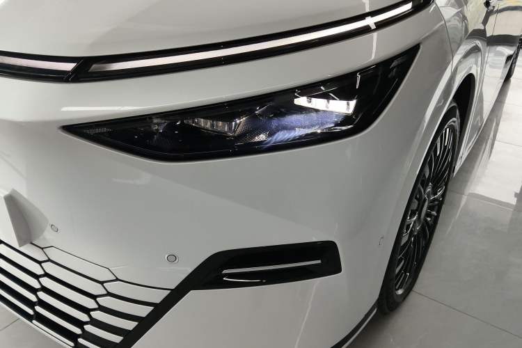 Used XPeng X9 2025 740 Ultra-Long Range Max
