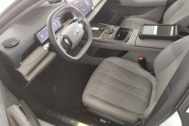 Used  Galaxy 8 2025 130km EM-i Deluxe Edition
