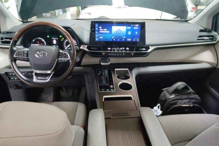 Used Toyota Granvia 2023 2.5L Hybrid Prestige PLUS Edition