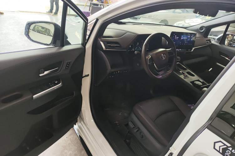 Used Toyota Sienna 2023 2.5L Hybrid Platinum Edition
