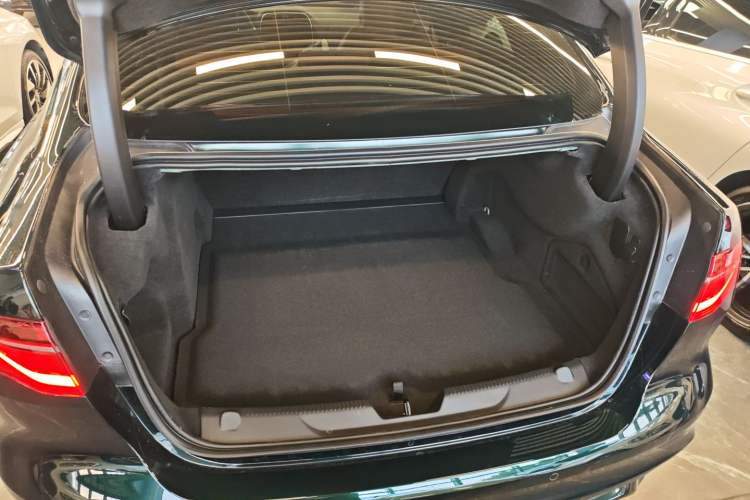 Used Jaguar XEL 2025 2.0T 250 PS R-DYNAMIC 90th Anniversary Edition