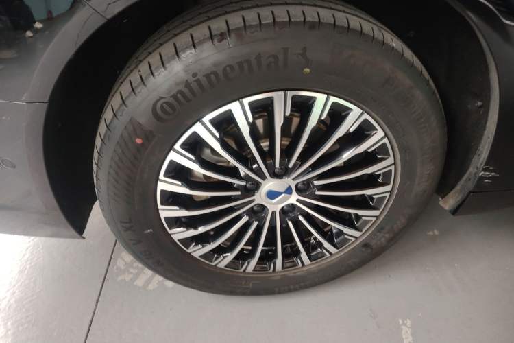 Used Denza D9 2025 DM-i Smart Drive 1020 Four-Wheel Drive Deluxe Model
