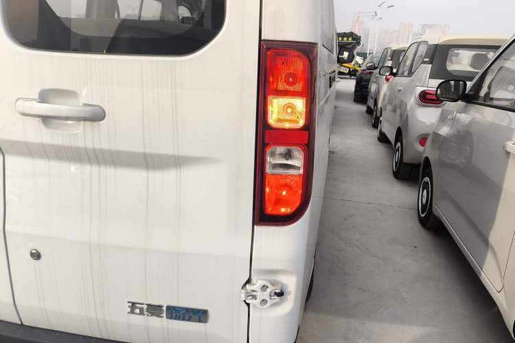 Used Wuling Yangguang 2024 300KM Comfort Version Passenger Van 75kW
