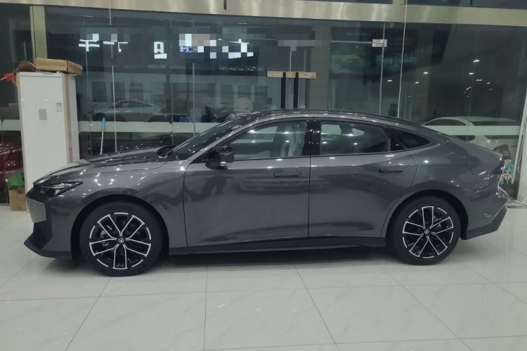 Used Changan UNI-V iDD 2024 Blue Whale Smart Electric iDD 136km ZhiKu Model
