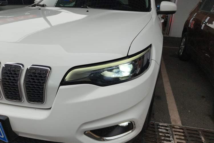 Used  Cherokee 2019 2.0T Two-Wheel Drive Smart Enjoyment Version China V
