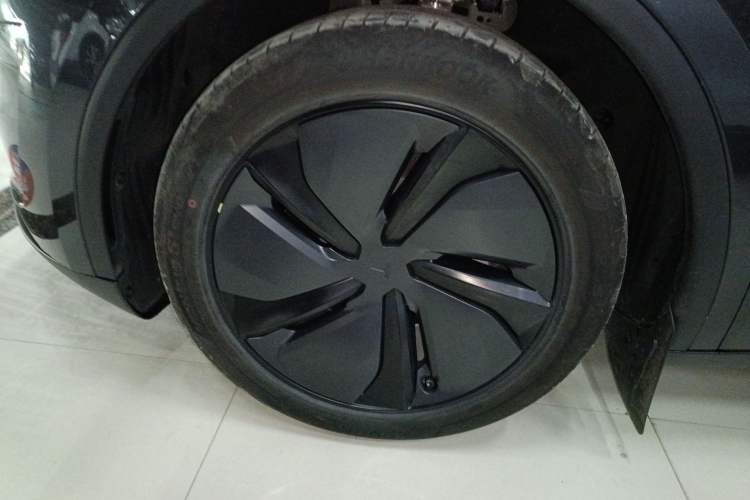 Used Tesla Model Y 2025 Long-Range All-Wheel-Drive Version