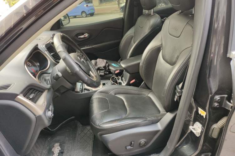 Used  Cherokee 2017 2.4L Leading Smart Edition