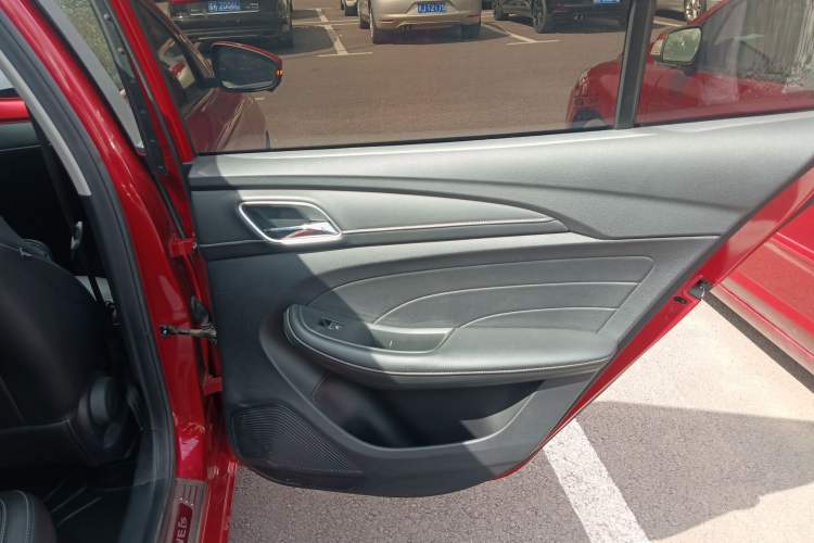 Used Roewe i5 2020 1.5L Automatic 4G Connect Luxury Flagship Edition
