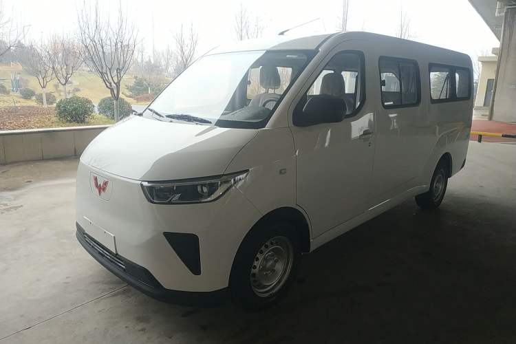 Used Wuling Yangguang 2024 300KM Comfort Version Passenger Van 75kW
