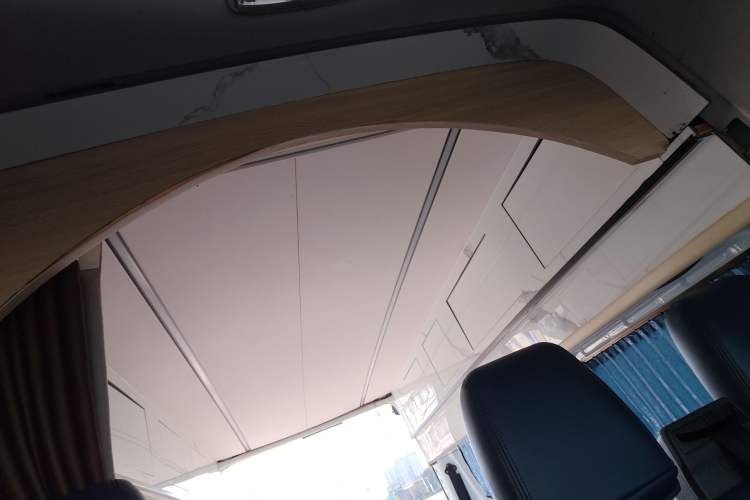 Used Ford Transit 2019 2.0T Diesel Business & Travel Mid-Drive Mid-Roof 7-Seater China VI Standard
