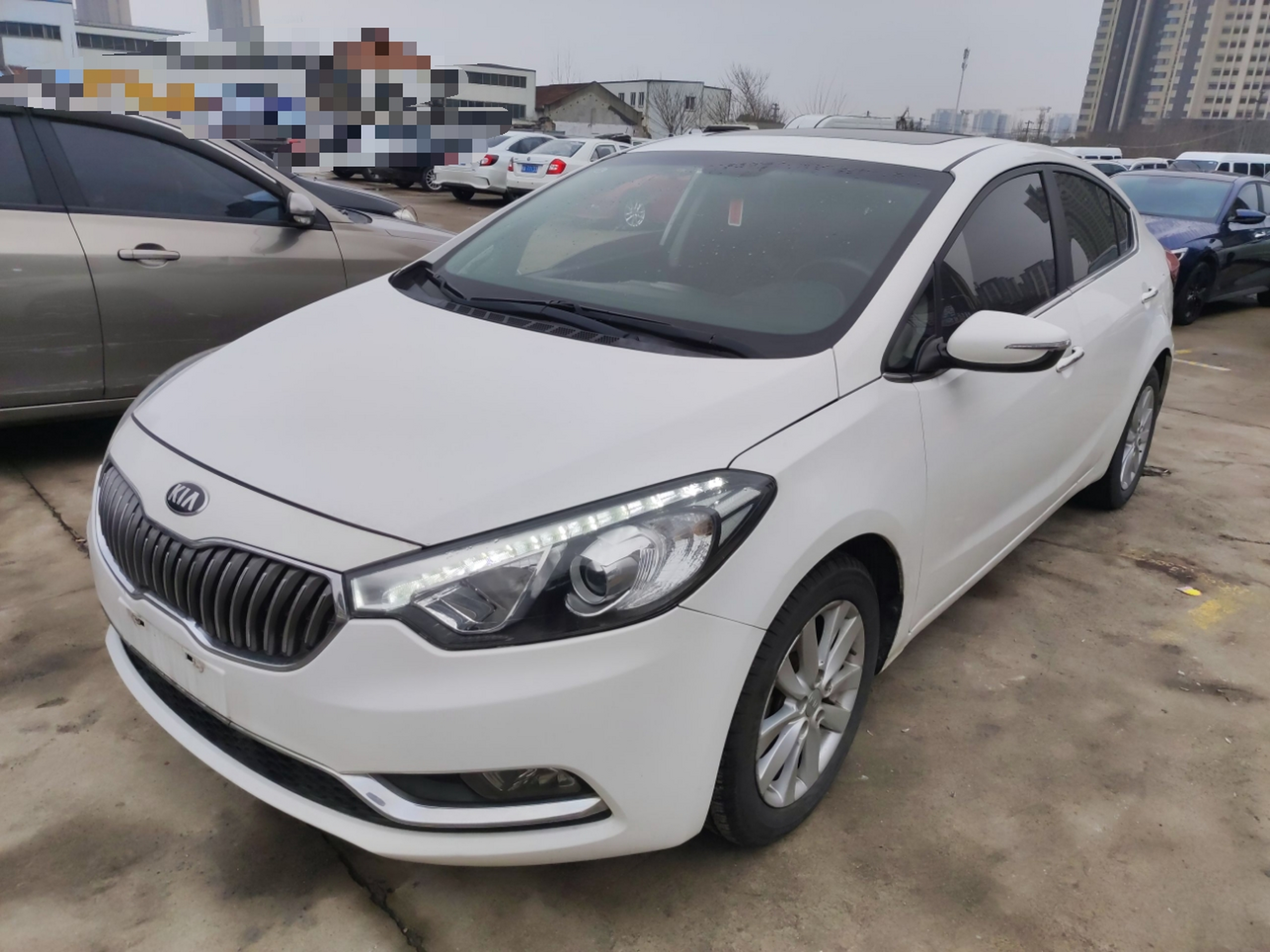 Под передней частью автомобиля