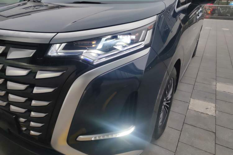 Used Denza D9 2022 DM-i 1040 Prestige Model
