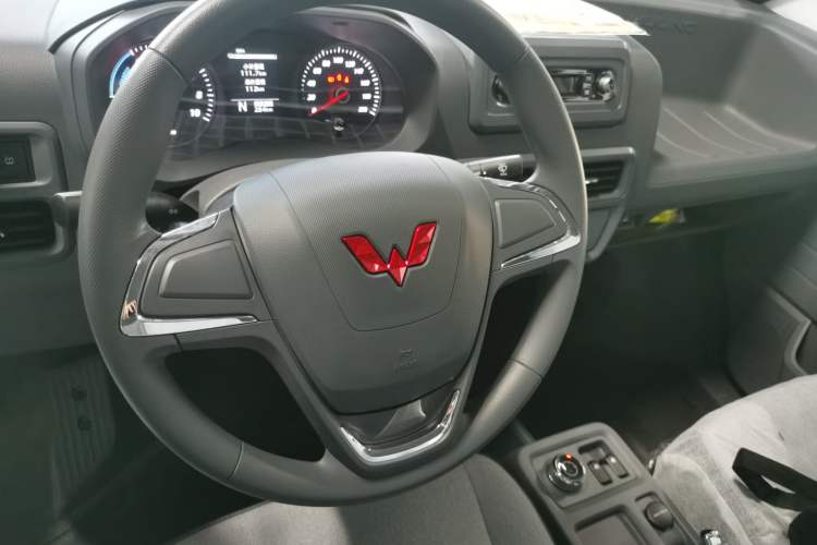 Used Wuling Yangguang 2024 300KM Comfort Version Passenger Van 75kW
