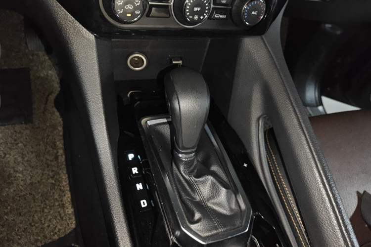 Used JMC Yusheng S350 2016 2.0T Automatic Two-Wheel Drive Gasoline Luxury Version with Sunroof 5 Seats
