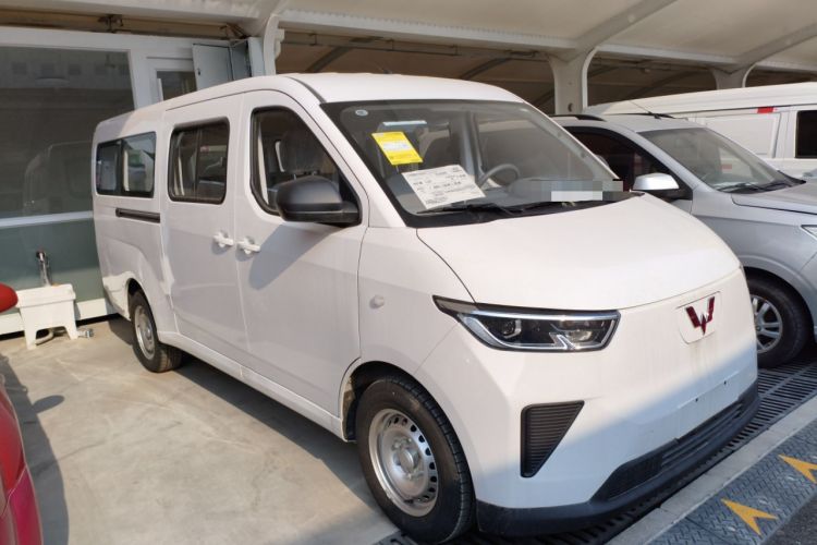 Used Wuling Yangguang 2024 300KM Comfort Version Passenger Van 75kW