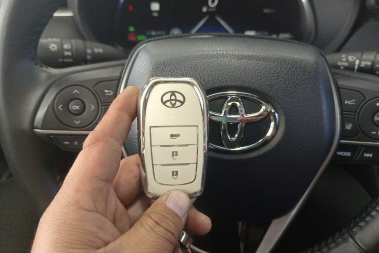 Used Toyota Venza 2023 2.5L Smart Electric Hybrid Dual-Drive Prestige Version
