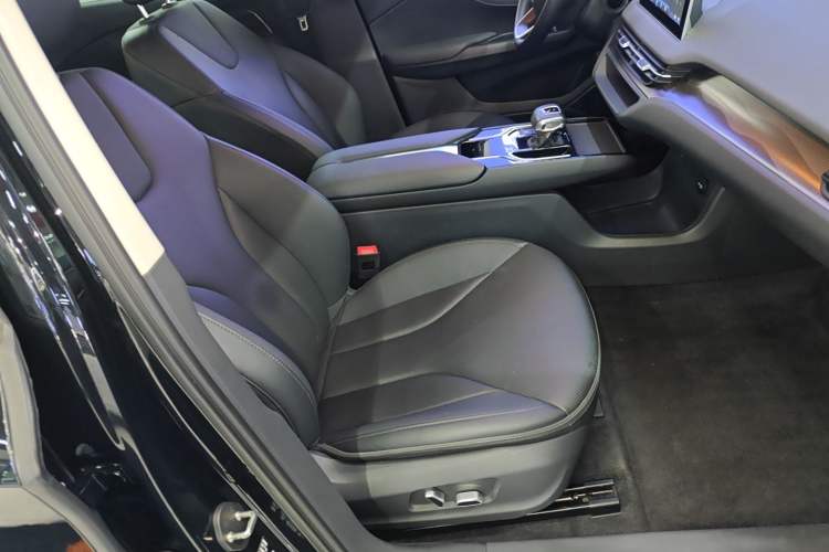 Used Hongqi E-QM5 2023 Base Travel Edition