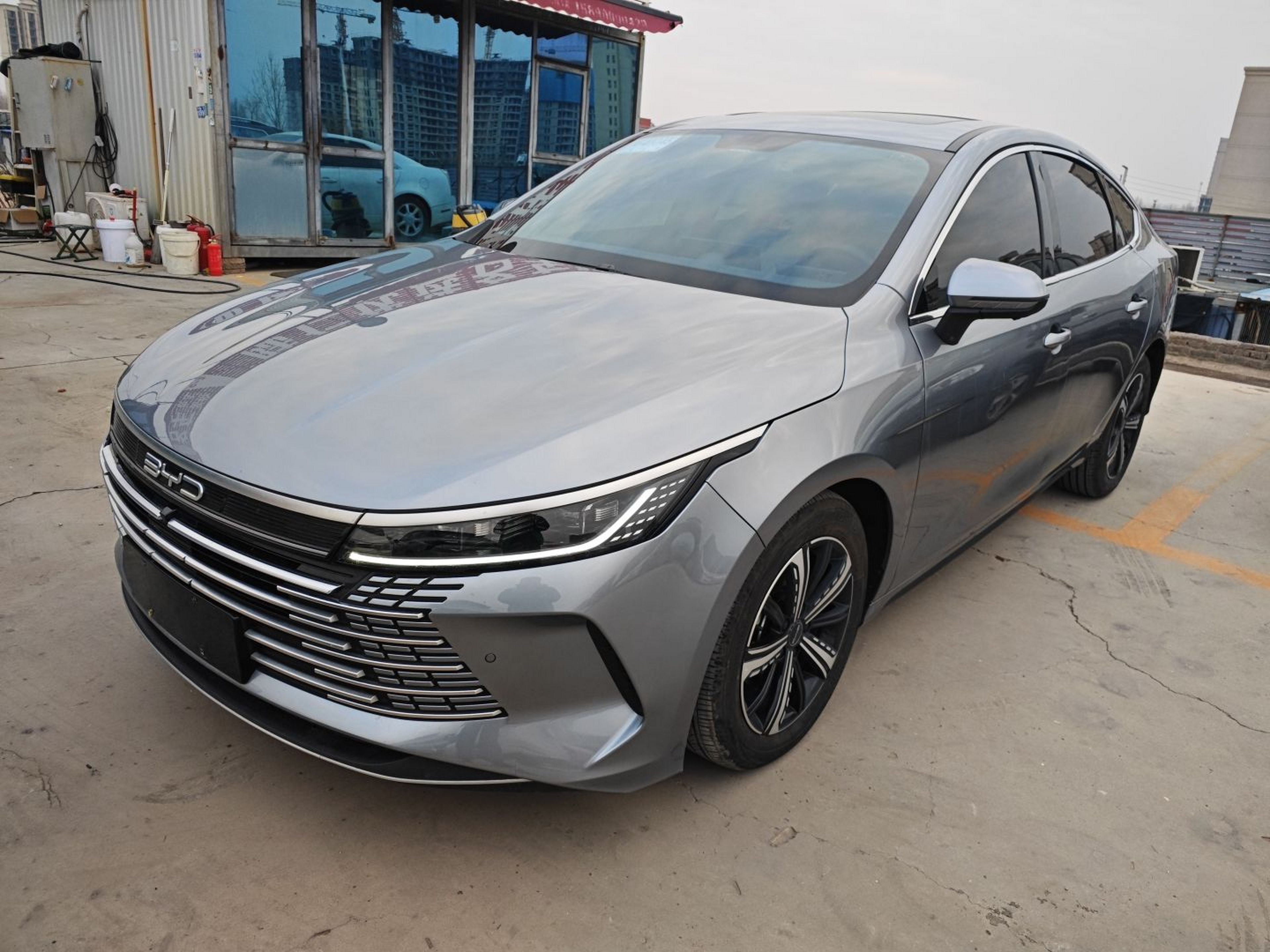 تحت مقدمة السيارة