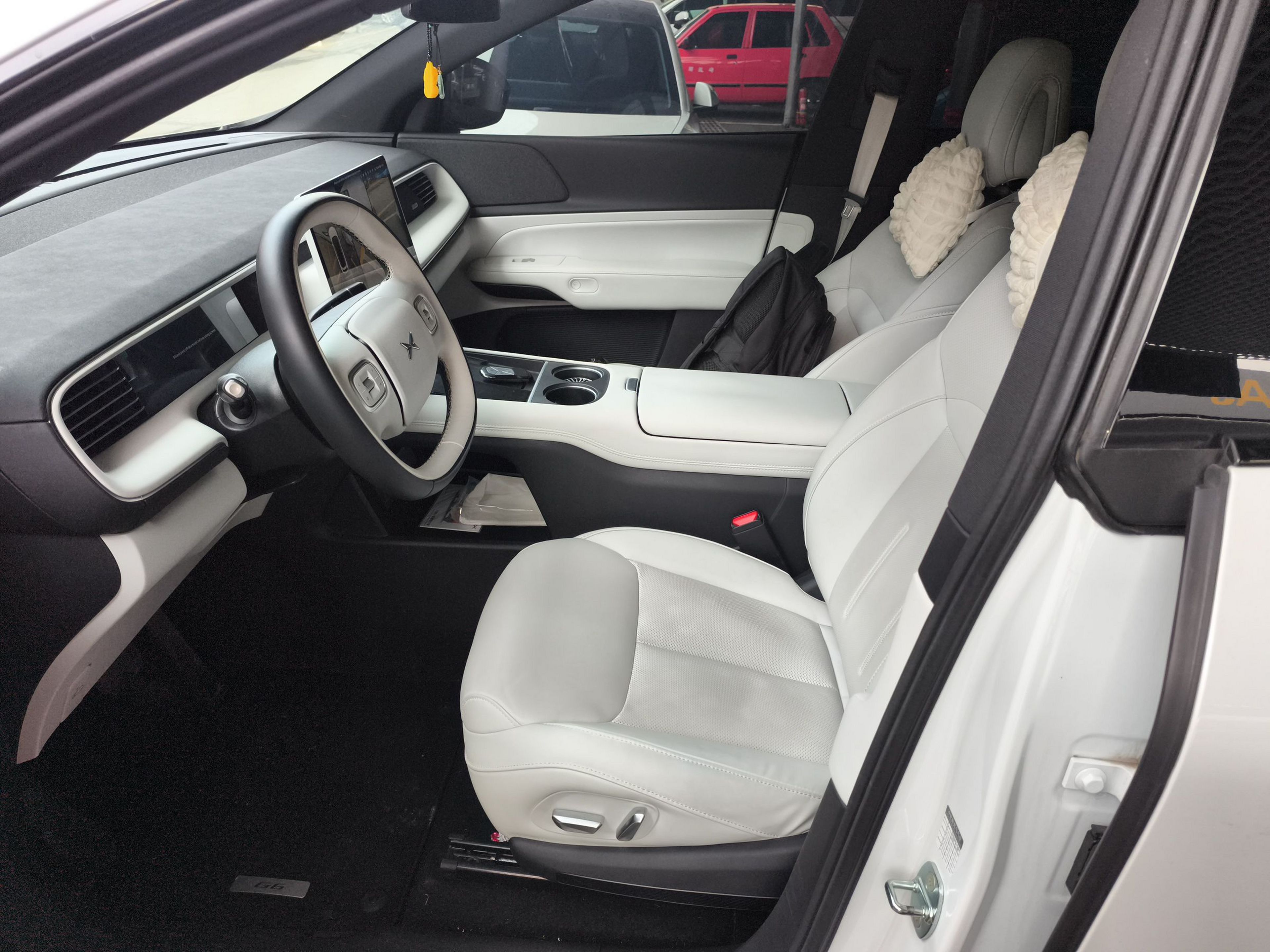 المقاعد الأمامية داخل السيارة